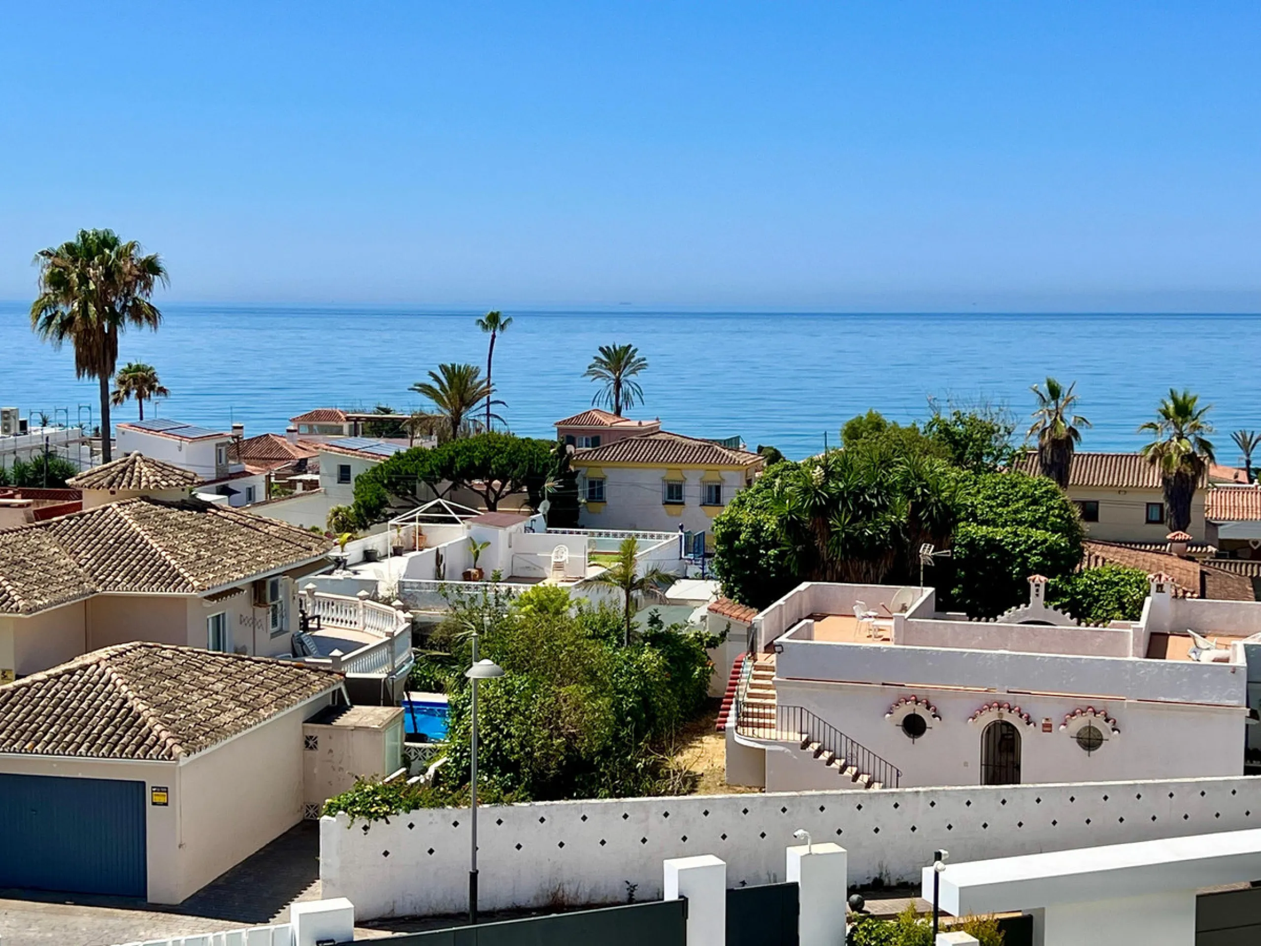 Located in a beautiful corner of the exclusive Elviria. This elegant villa has aesthetic perfection and the technological avant-garde join in an exquisite architectural work.
