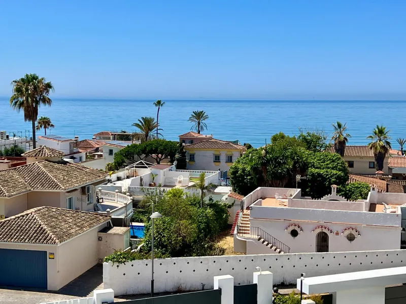 Located in a beautiful corner of the exclusive Elviria. This elegant villa has aesthetic perfection and the technological avant-garde join in an exquisite architectural work.