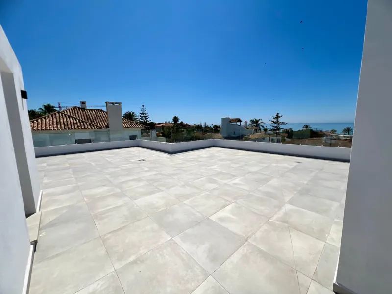 Located in a beautiful corner of the exclusive Elviria. This elegant villa has aesthetic perfection and the technological avant-garde join in an exquisite architectural work.