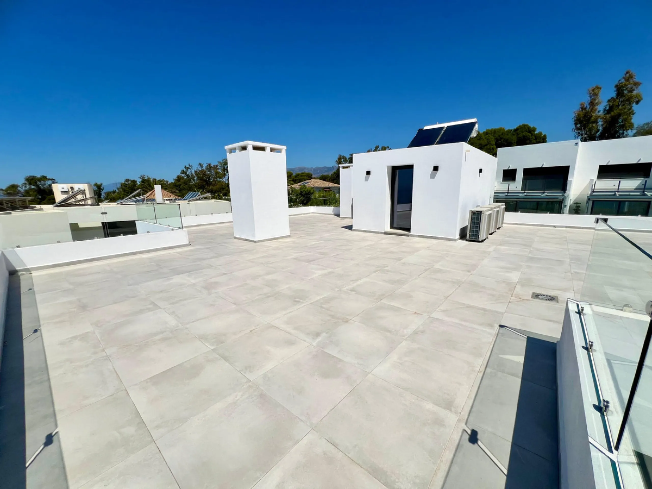 Located in a beautiful corner of the exclusive Elviria. This elegant villa has aesthetic perfection and the technological avant-garde join in an exquisite architectural work.