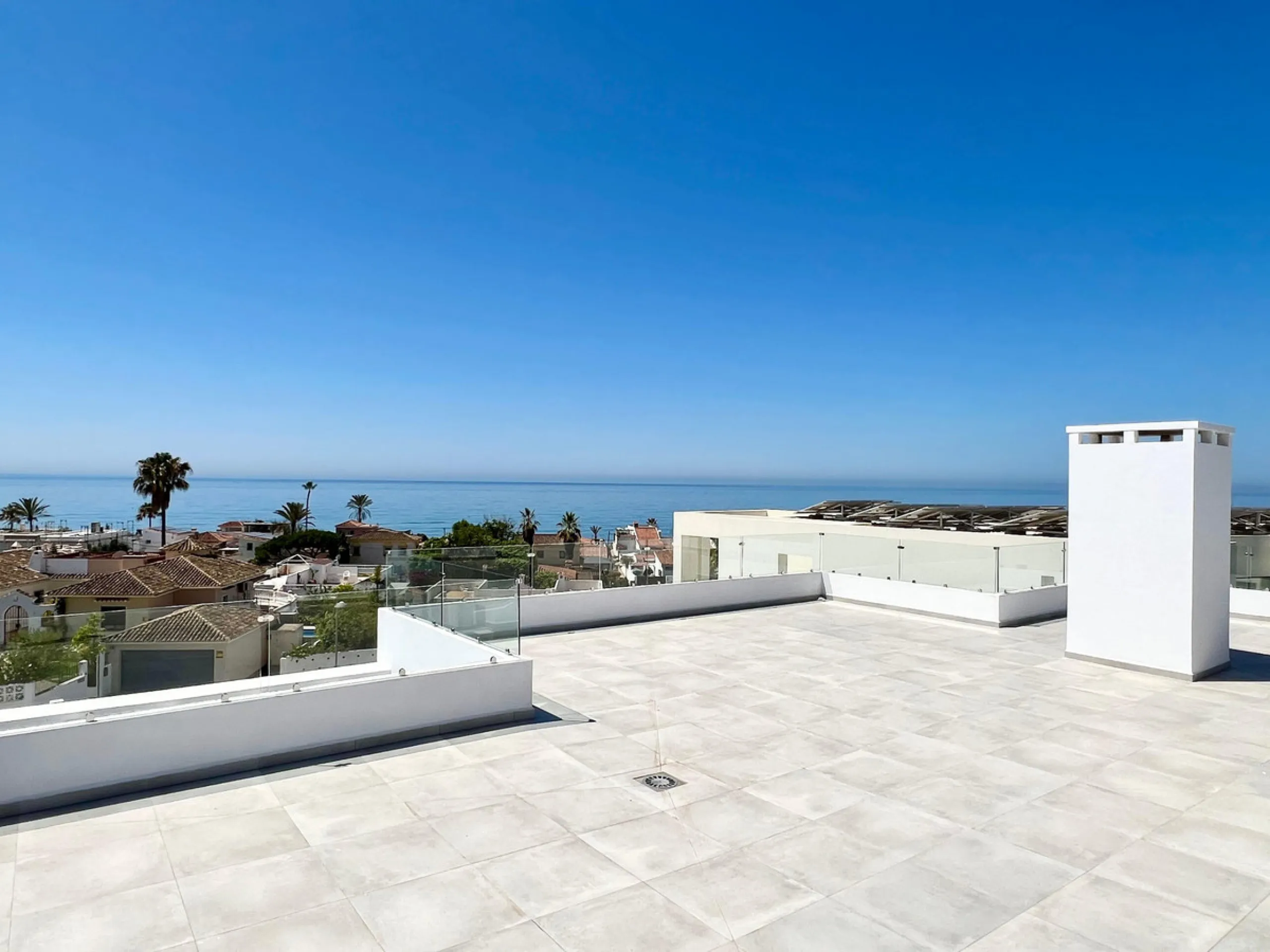 Located in a beautiful corner of the exclusive Elviria. This elegant villa has aesthetic perfection and the technological avant-garde join in an exquisite architectural work.