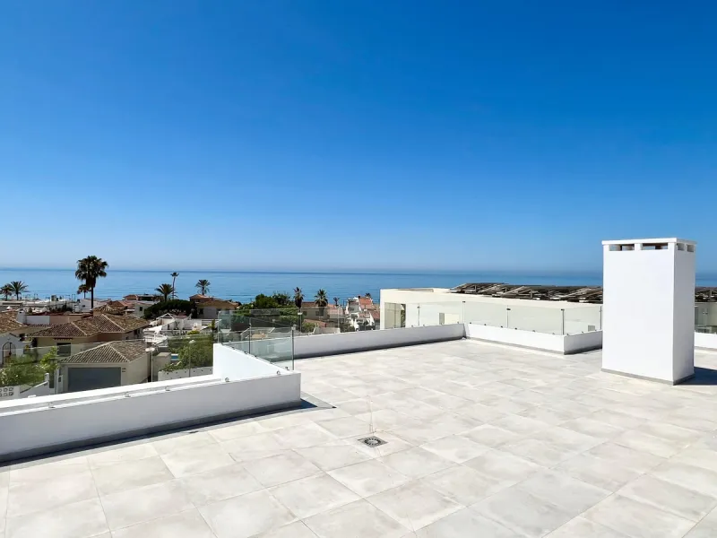 Located in a beautiful corner of the exclusive Elviria. This elegant villa has aesthetic perfection and the technological avant-garde join in an exquisite architectural work.