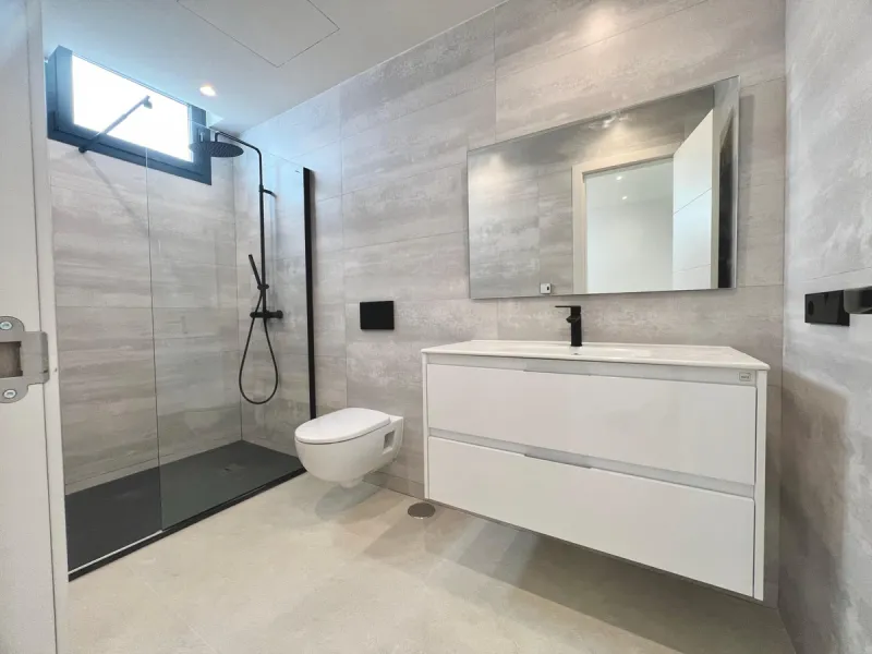 Located in a beautiful corner of the exclusive Elviria. This elegant villa has aesthetic perfection and the technological avant-garde join in an exquisite architectural work.