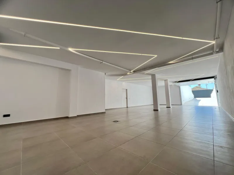Located in a beautiful corner of the exclusive Elviria. This elegant villa has aesthetic perfection and the technological avant-garde join in an exquisite architectural work.