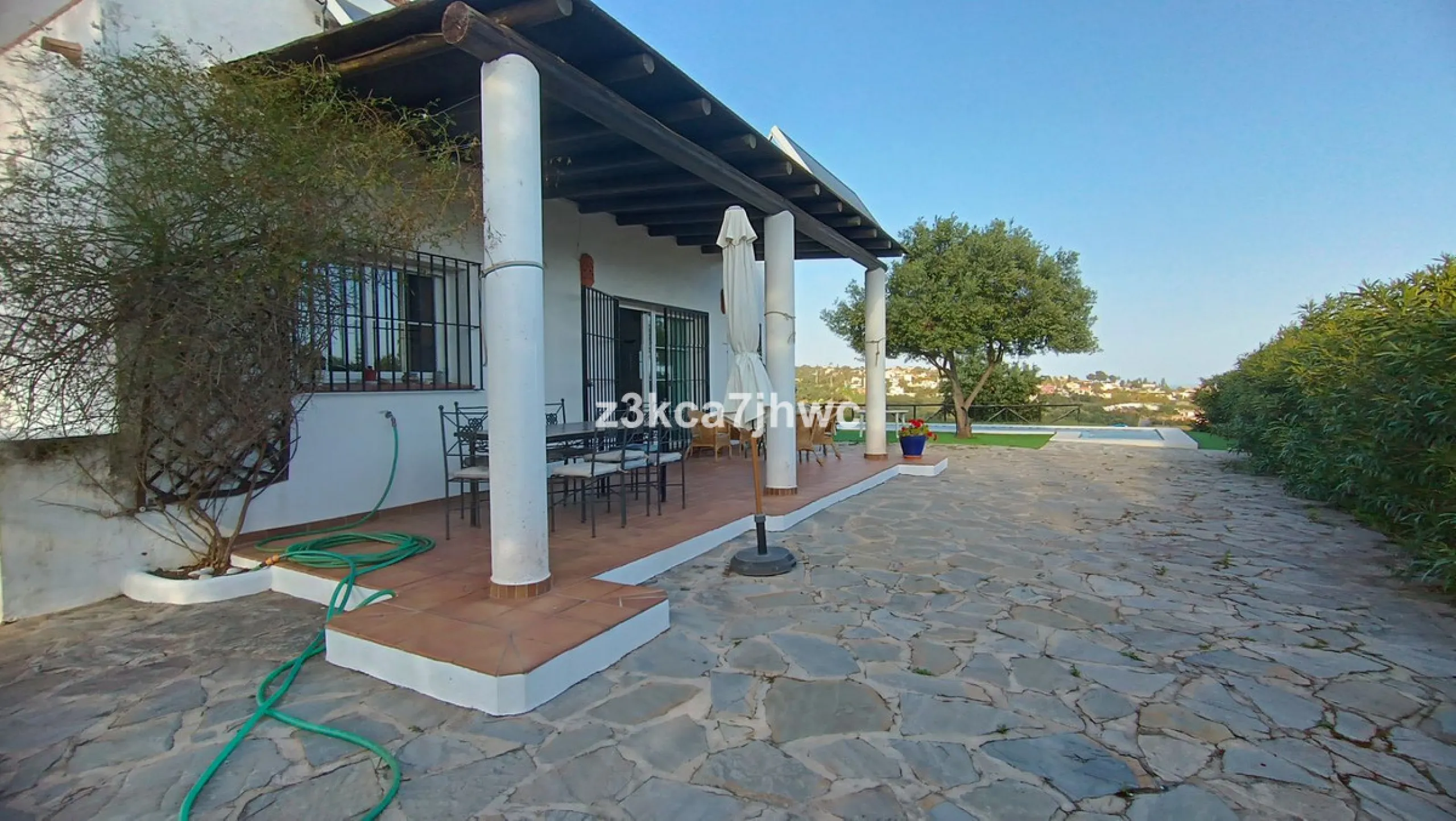 House - Detached Villa в продаже в Estepona, Málaga. В доме 4 спален и 4 ванных комнат. Площадь дома 274 м². Площадь участка 4112 м²