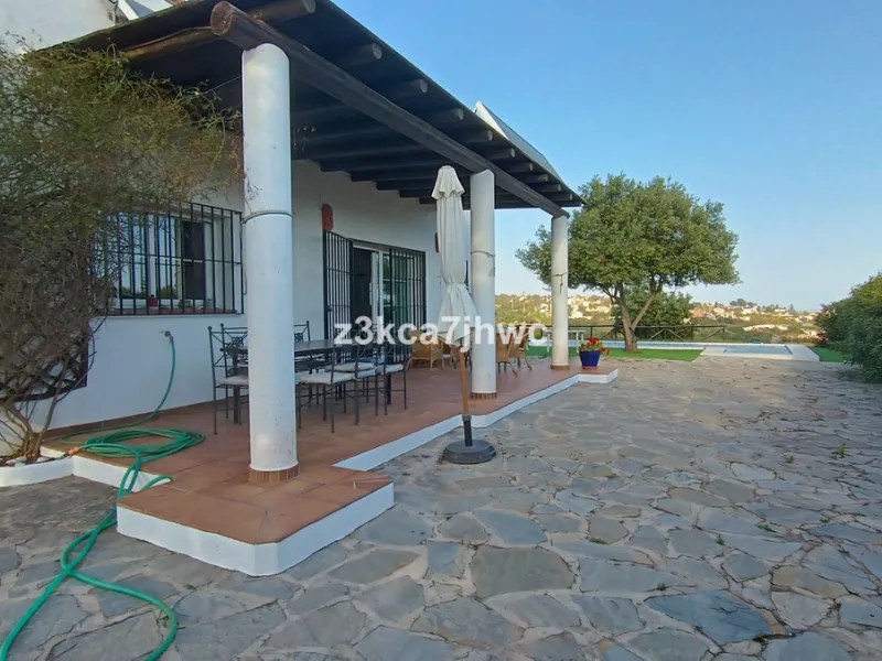 House - Detached Villa в продаже в Estepona, Málaga. В доме 4 спален и 4 ванных комнат. Площадь дома 274 м². Площадь участка 4112 м²