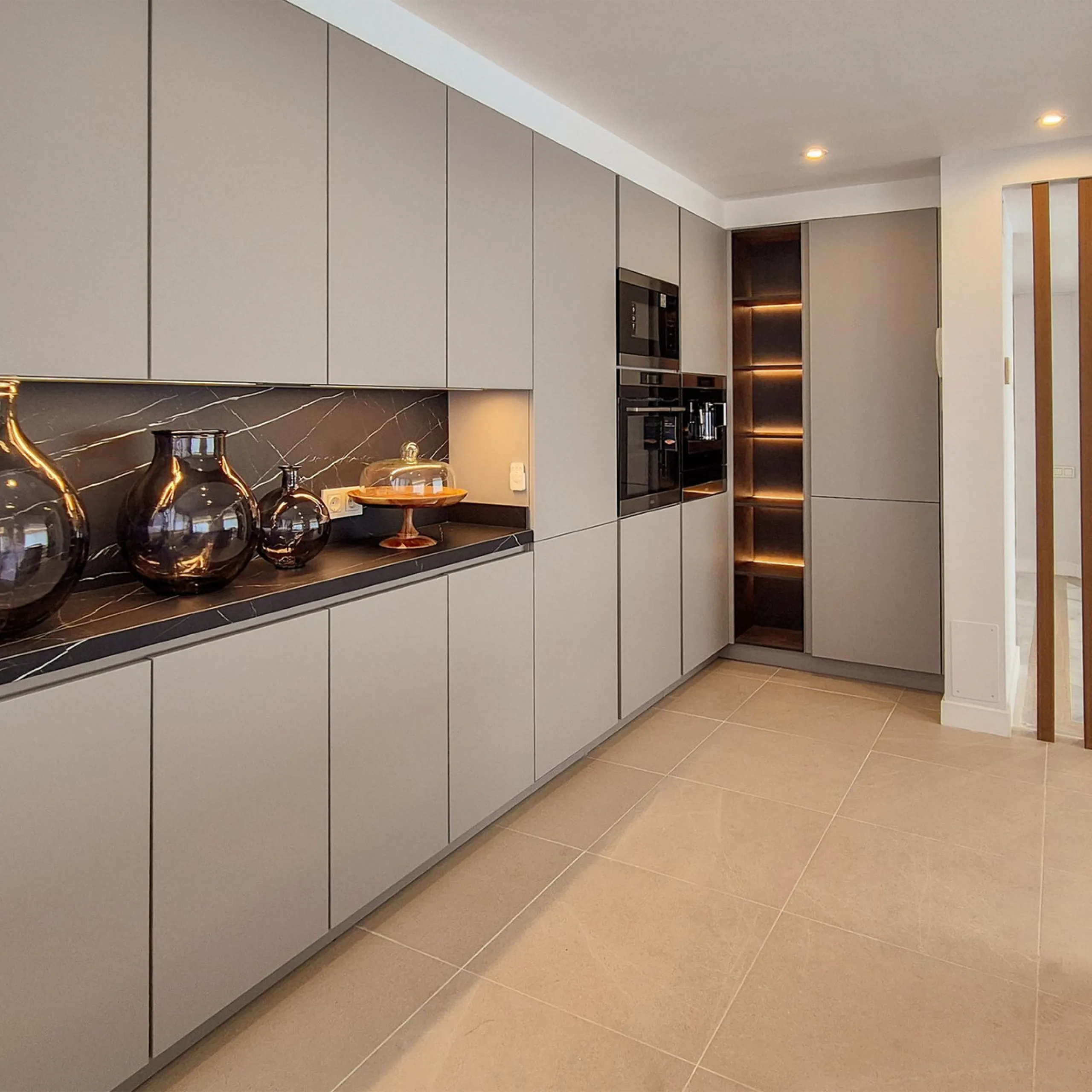 We present a unique opportunity to acquire a newly renovated, brand-new duplex penthouse in the luxurious Cipreses del Mar ( Náyade building ) development, located in the heart of Marbella's Golden Mile and the second line from the sea, offering magnifice