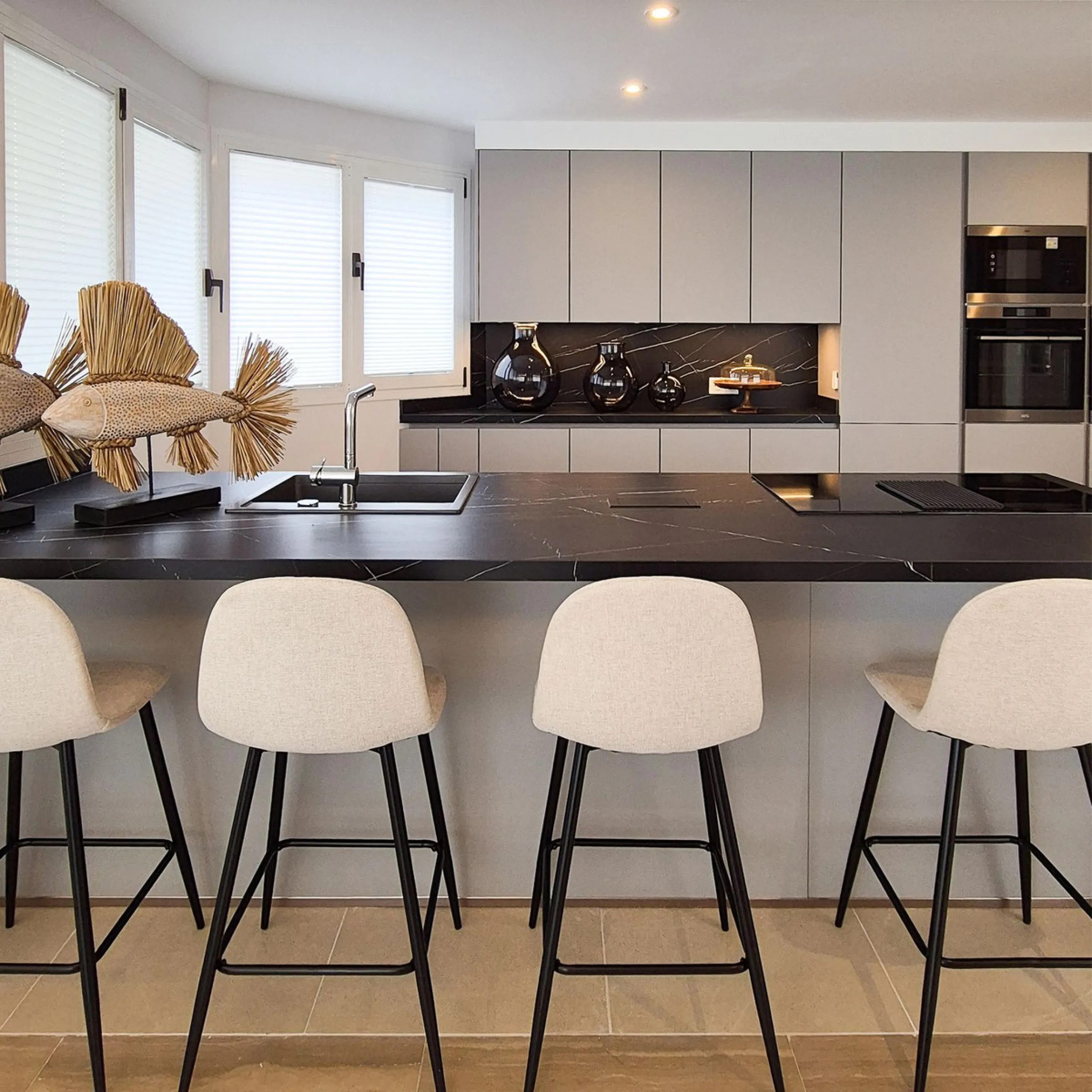 We present a unique opportunity to acquire a newly renovated, brand-new duplex penthouse in the luxurious Cipreses del Mar ( Náyade building ) development, located in the heart of Marbella's Golden Mile and the second line from the sea, offering magnifice