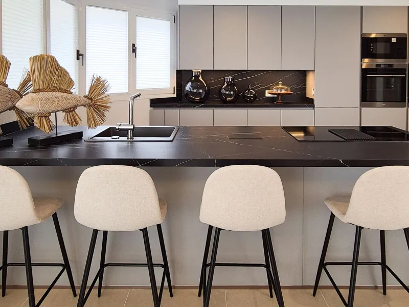 We present a unique opportunity to acquire a newly renovated, brand-new duplex penthouse in the luxurious Cipreses del Mar ( Náyade building ) development, located in the heart of Marbella's Golden Mile and the second line from the sea, offering magnifice