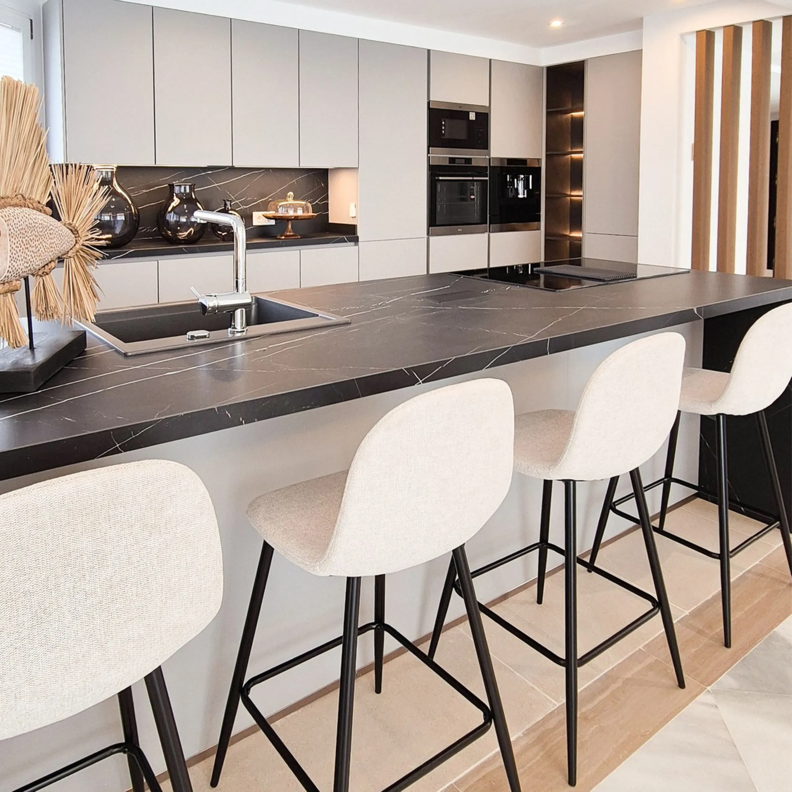We present a unique opportunity to acquire a newly renovated, brand-new duplex penthouse in the luxurious Cipreses del Mar ( Náyade building ) development, located in the heart of Marbella's Golden Mile and the second line from the sea, offering magnifice