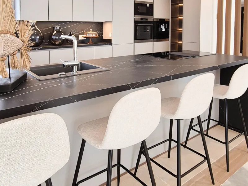 We present a unique opportunity to acquire a newly renovated, brand-new duplex penthouse in the luxurious Cipreses del Mar ( Náyade building ) development, located in the heart of Marbella's Golden Mile and the second line from the sea, offering magnifice