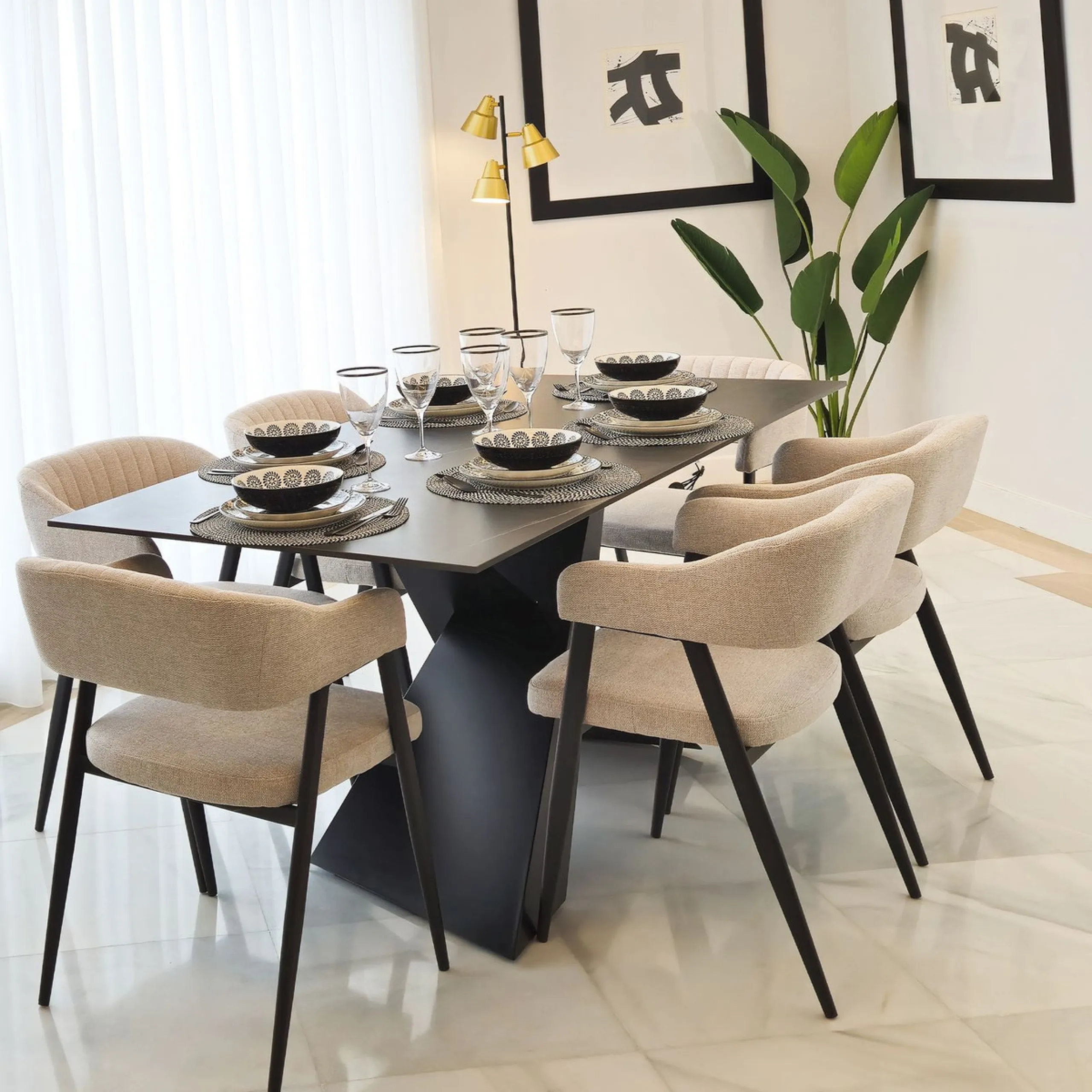 We present a unique opportunity to acquire a newly renovated, brand-new duplex penthouse in the luxurious Cipreses del Mar ( Náyade building ) development, located in the heart of Marbella's Golden Mile and the second line from the sea, offering magnifice