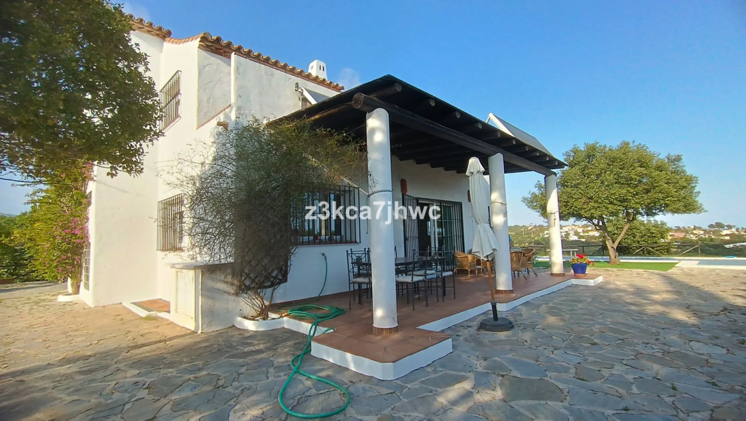 House - Detached Villa в продаже в Estepona, Málaga. В доме 4 спален и 4 ванных комнат. Площадь дома 274 м². Площадь участка 4112 м²