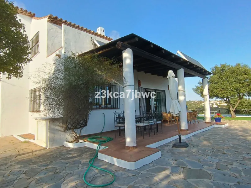 House - Detached Villa в продаже в Estepona, Málaga. В доме 4 спален и 4 ванных комнат. Площадь дома 274 м². Площадь участка 4112 м²