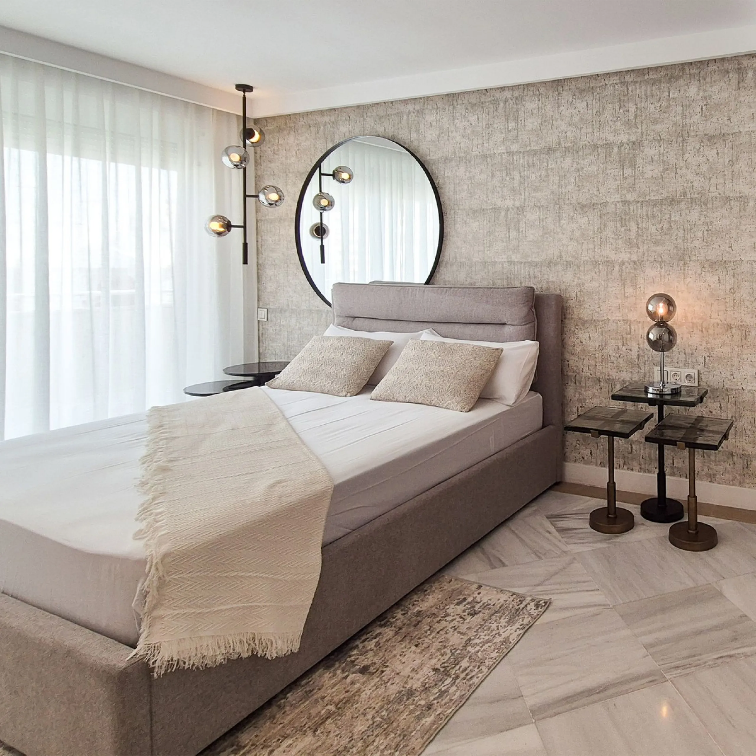 We present a unique opportunity to acquire a newly renovated, brand-new duplex penthouse in the luxurious Cipreses del Mar ( Náyade building ) development, located in the heart of Marbella's Golden Mile and the second line from the sea, offering magnifice