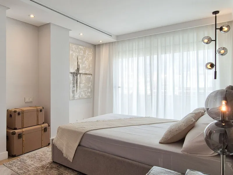We present a unique opportunity to acquire a newly renovated, brand-new duplex penthouse in the luxurious Cipreses del Mar ( Náyade building ) development, located in the heart of Marbella's Golden Mile and the second line from the sea, offering magnifice