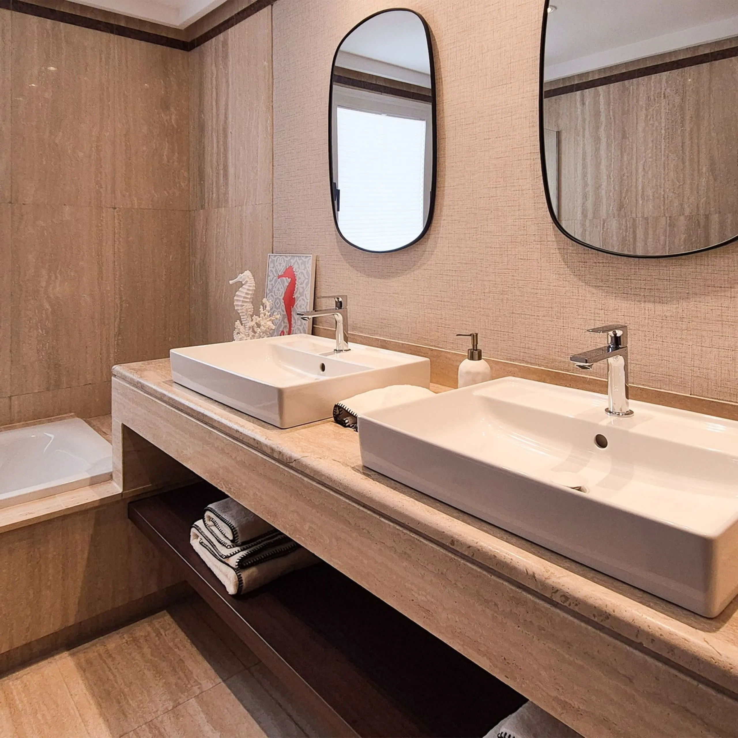 We present a unique opportunity to acquire a newly renovated, brand-new duplex penthouse in the luxurious Cipreses del Mar ( Náyade building ) development, located in the heart of Marbella's Golden Mile and the second line from the sea, offering magnifice