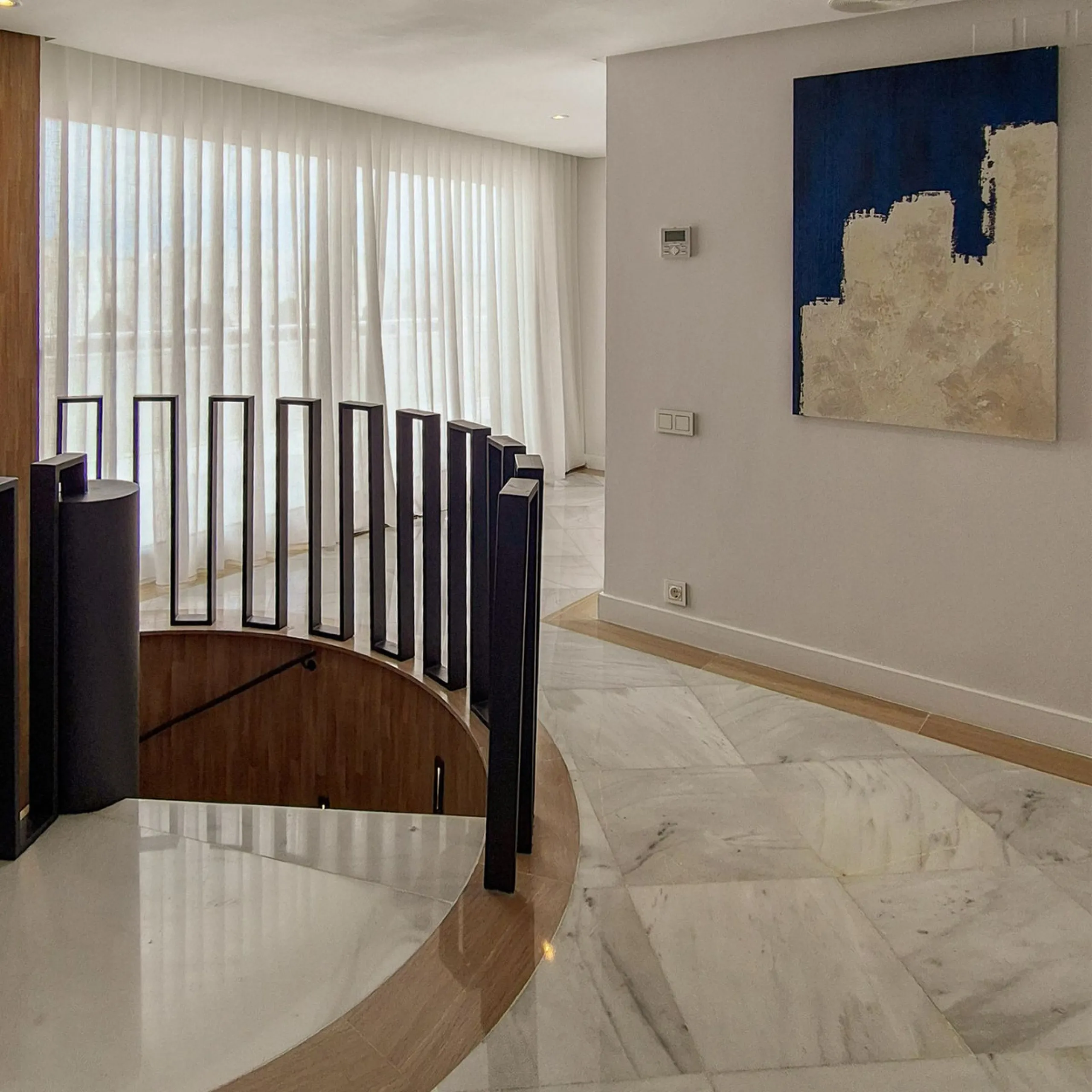 We present a unique opportunity to acquire a newly renovated, brand-new duplex penthouse in the luxurious Cipreses del Mar ( Náyade building ) development, located in the heart of Marbella's Golden Mile and the second line from the sea, offering magnifice