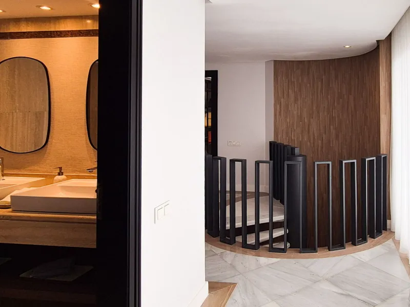 We present a unique opportunity to acquire a newly renovated, brand-new duplex penthouse in the luxurious Cipreses del Mar ( Náyade building ) development, located in the heart of Marbella's Golden Mile and the second line from the sea, offering magnifice