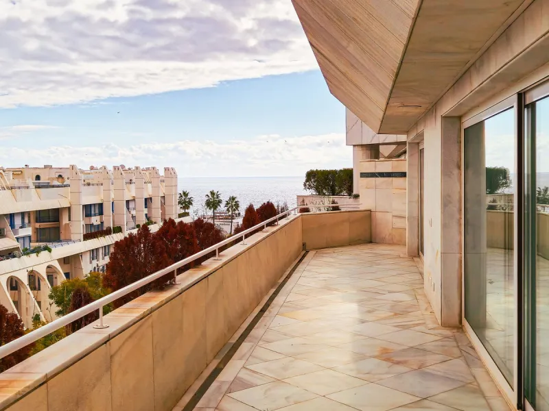 We present a unique opportunity to acquire a newly renovated, brand-new duplex penthouse in the luxurious Cipreses del Mar ( Náyade building ) development, located in the heart of Marbella's Golden Mile and the second line from the sea, offering magnifice