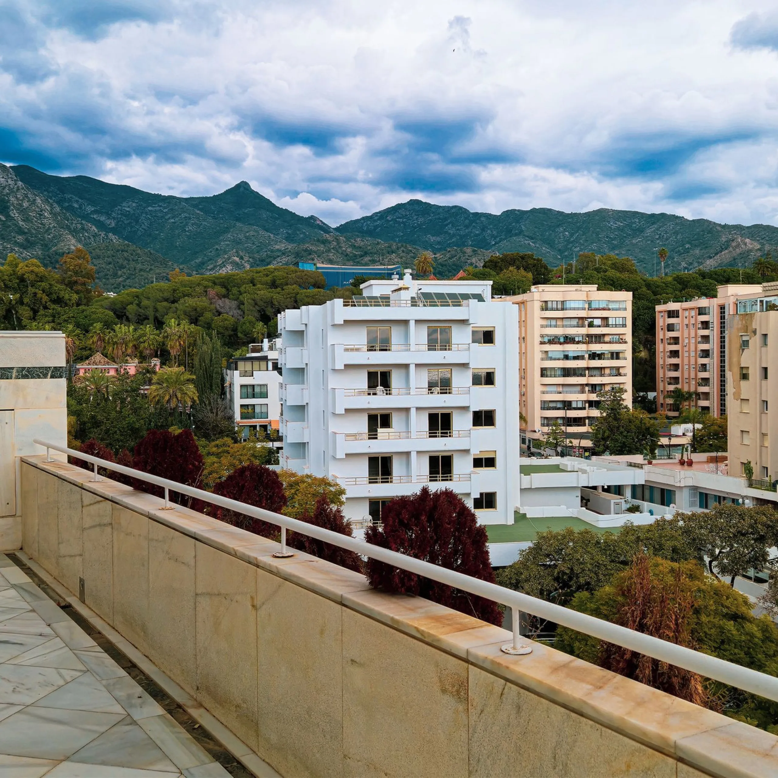 We present a unique opportunity to acquire a newly renovated, brand-new duplex penthouse in the luxurious Cipreses del Mar ( Náyade building ) development, located in the heart of Marbella's Golden Mile and the second line from the sea, offering magnifice