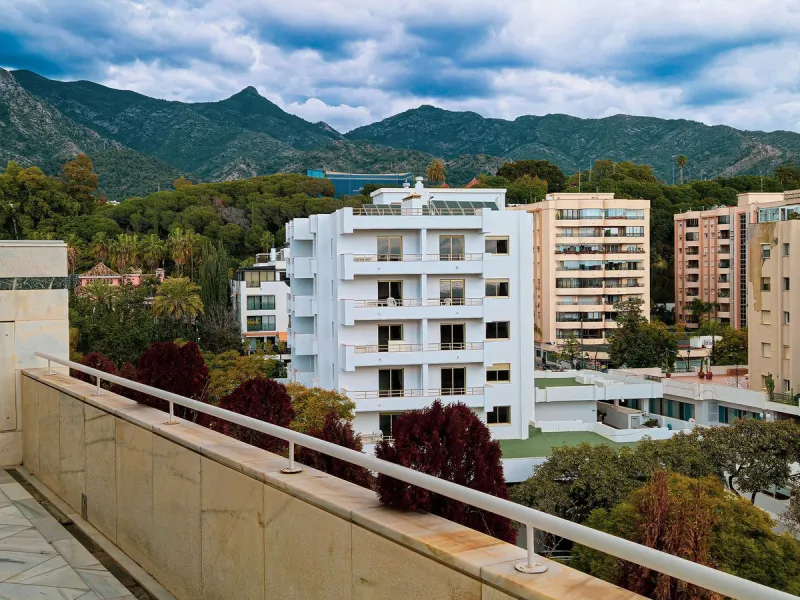 We present a unique opportunity to acquire a newly renovated, brand-new duplex penthouse in the luxurious Cipreses del Mar ( Náyade building ) development, located in the heart of Marbella's Golden Mile and the second line from the sea, offering magnifice
