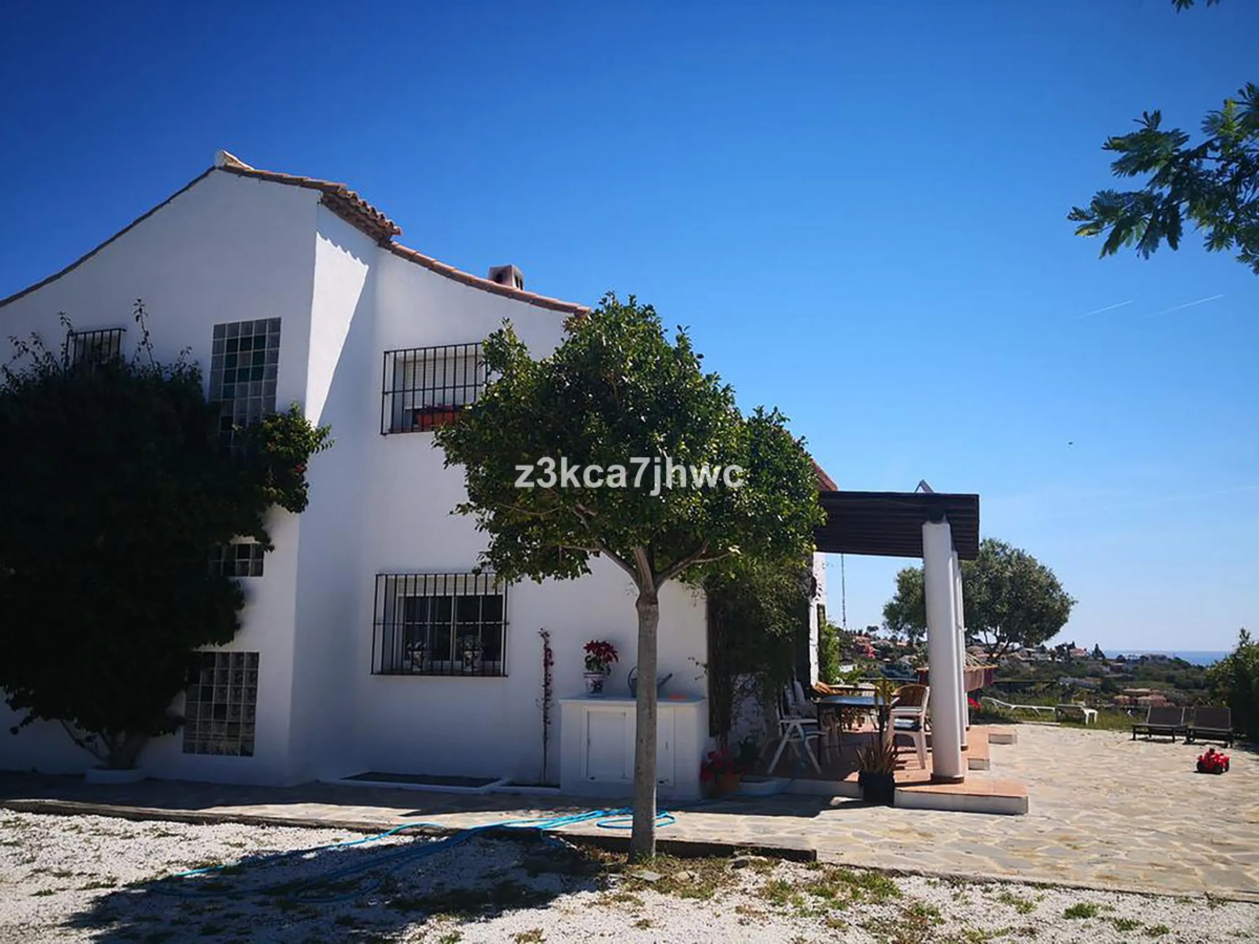 House - Detached Villa в продаже в Estepona, Málaga. В доме 4 спален и 4 ванных комнат. Площадь дома 274 м². Площадь участка 4112 м²