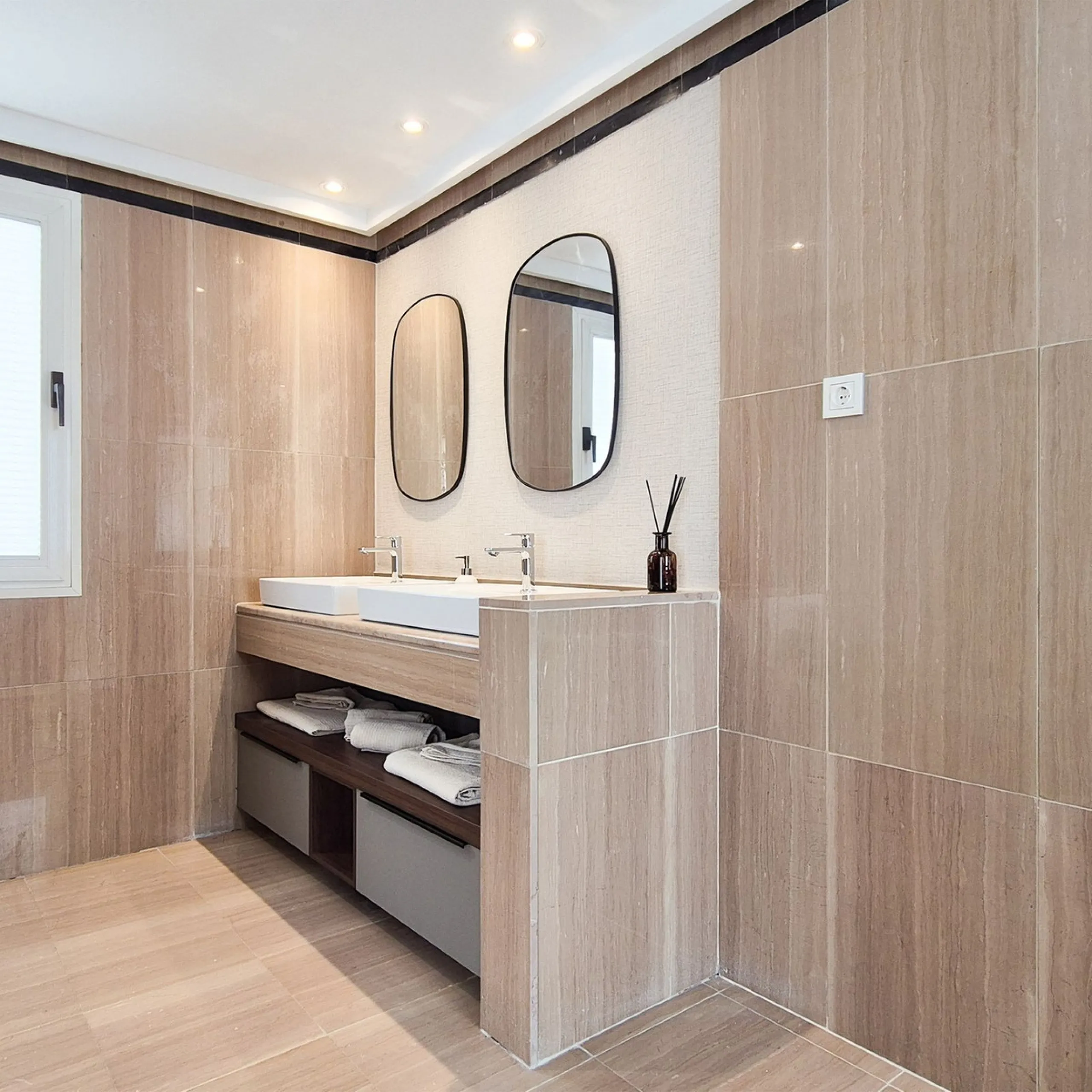 We present a unique opportunity to acquire a newly renovated, brand-new duplex penthouse in the luxurious Cipreses del Mar ( Náyade building ) development, located in the heart of Marbella's Golden Mile and the second line from the sea, offering magnifice