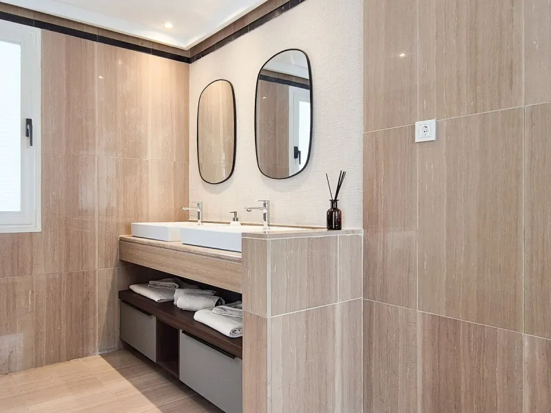 We present a unique opportunity to acquire a newly renovated, brand-new duplex penthouse in the luxurious Cipreses del Mar ( Náyade building ) development, located in the heart of Marbella's Golden Mile and the second line from the sea, offering magnifice