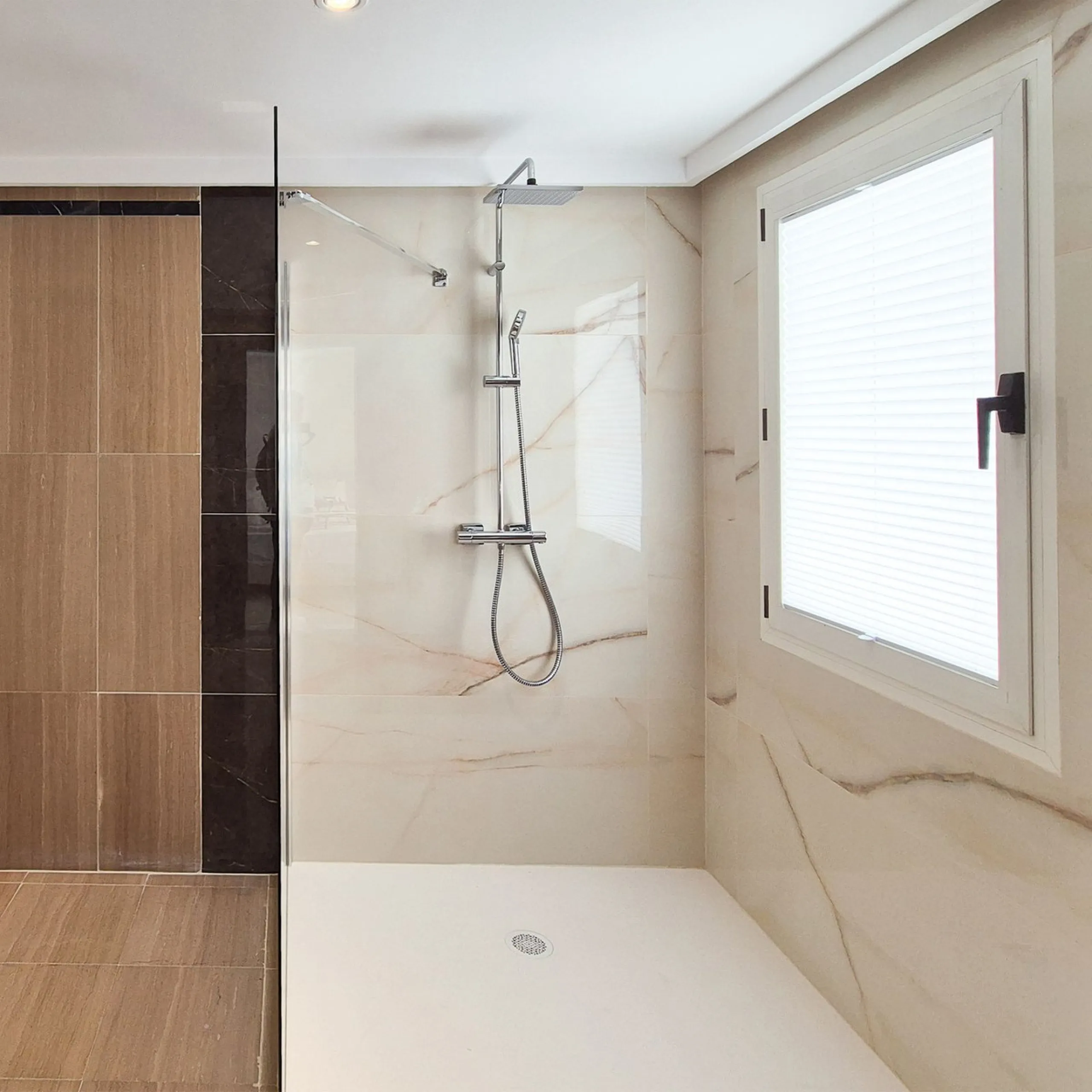 We present a unique opportunity to acquire a newly renovated, brand-new duplex penthouse in the luxurious Cipreses del Mar ( Náyade building ) development, located in the heart of Marbella's Golden Mile and the second line from the sea, offering magnifice