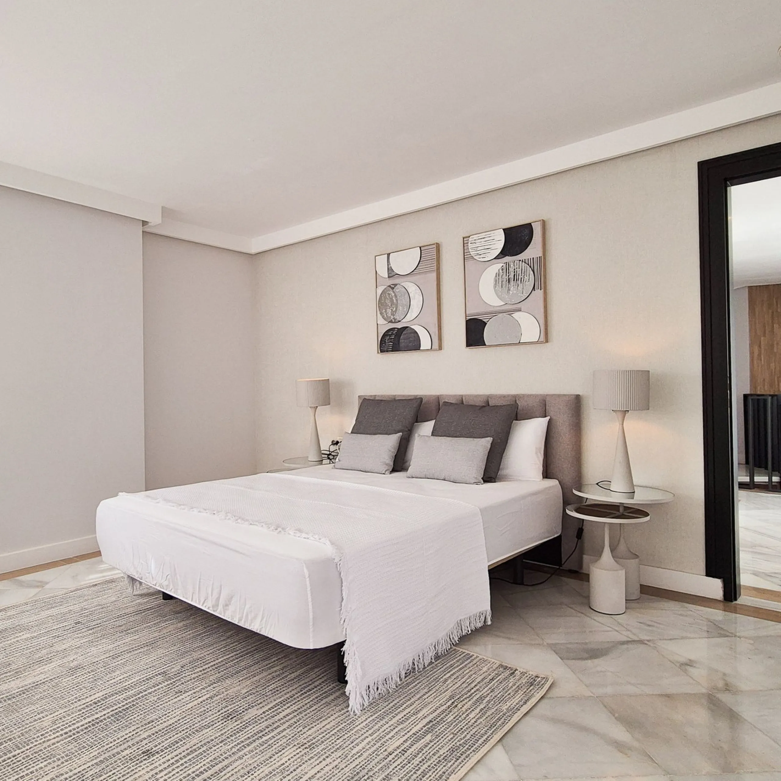 We present a unique opportunity to acquire a newly renovated, brand-new duplex penthouse in the luxurious Cipreses del Mar ( Náyade building ) development, located in the heart of Marbella's Golden Mile and the second line from the sea, offering magnifice