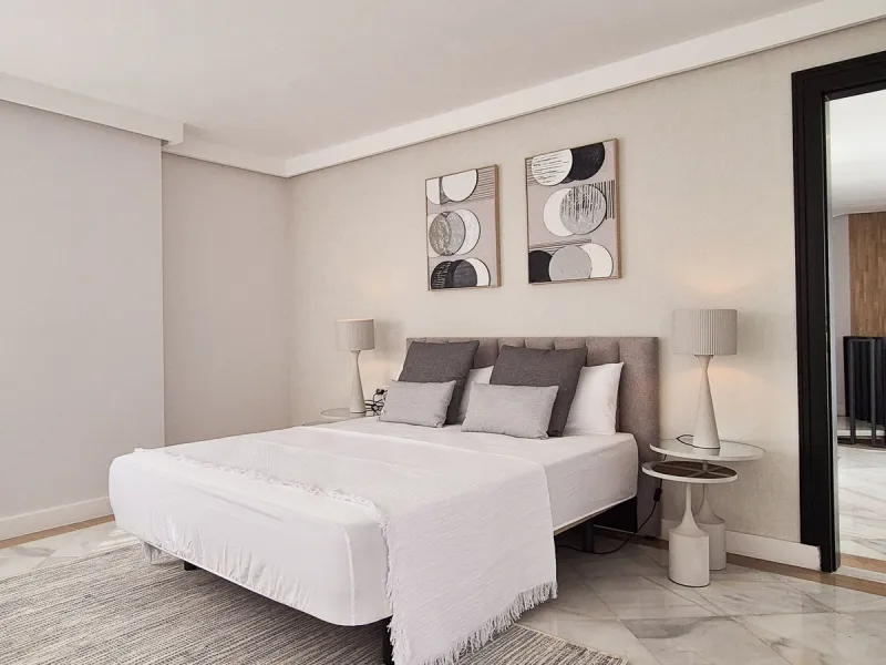 We present a unique opportunity to acquire a newly renovated, brand-new duplex penthouse in the luxurious Cipreses del Mar ( Náyade building ) development, located in the heart of Marbella's Golden Mile and the second line from the sea, offering magnifice