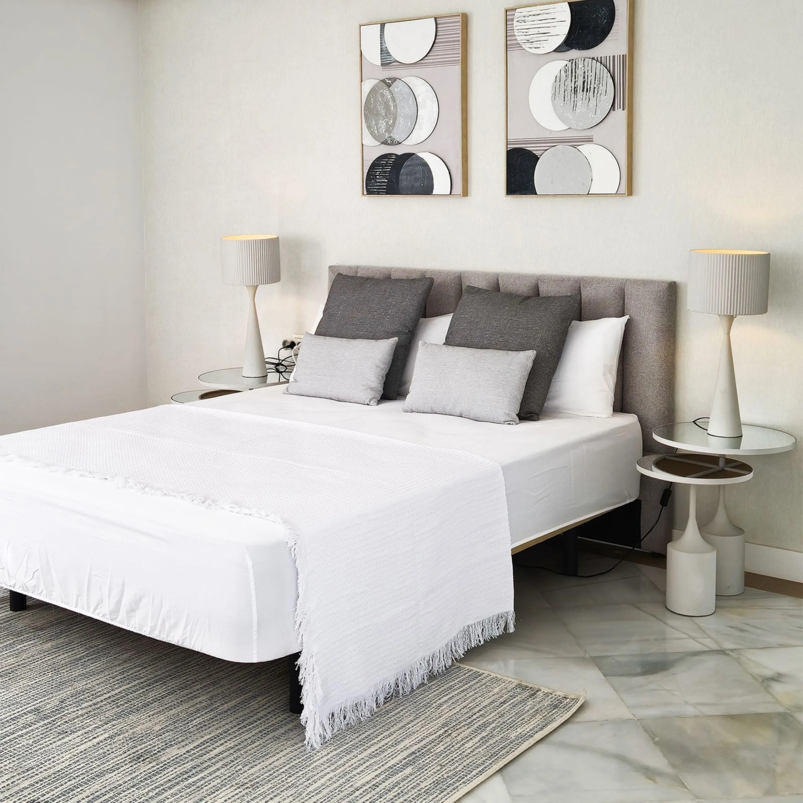 We present a unique opportunity to acquire a newly renovated, brand-new duplex penthouse in the luxurious Cipreses del Mar ( Náyade building ) development, located in the heart of Marbella's Golden Mile and the second line from the sea, offering magnifice