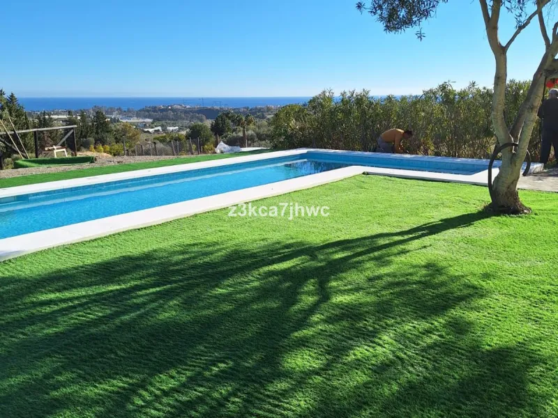 House - Detached Villa в продаже в Estepona, Málaga. В доме 4 спален и 4 ванных комнат. Площадь дома 274 м². Площадь участка 4112 м²