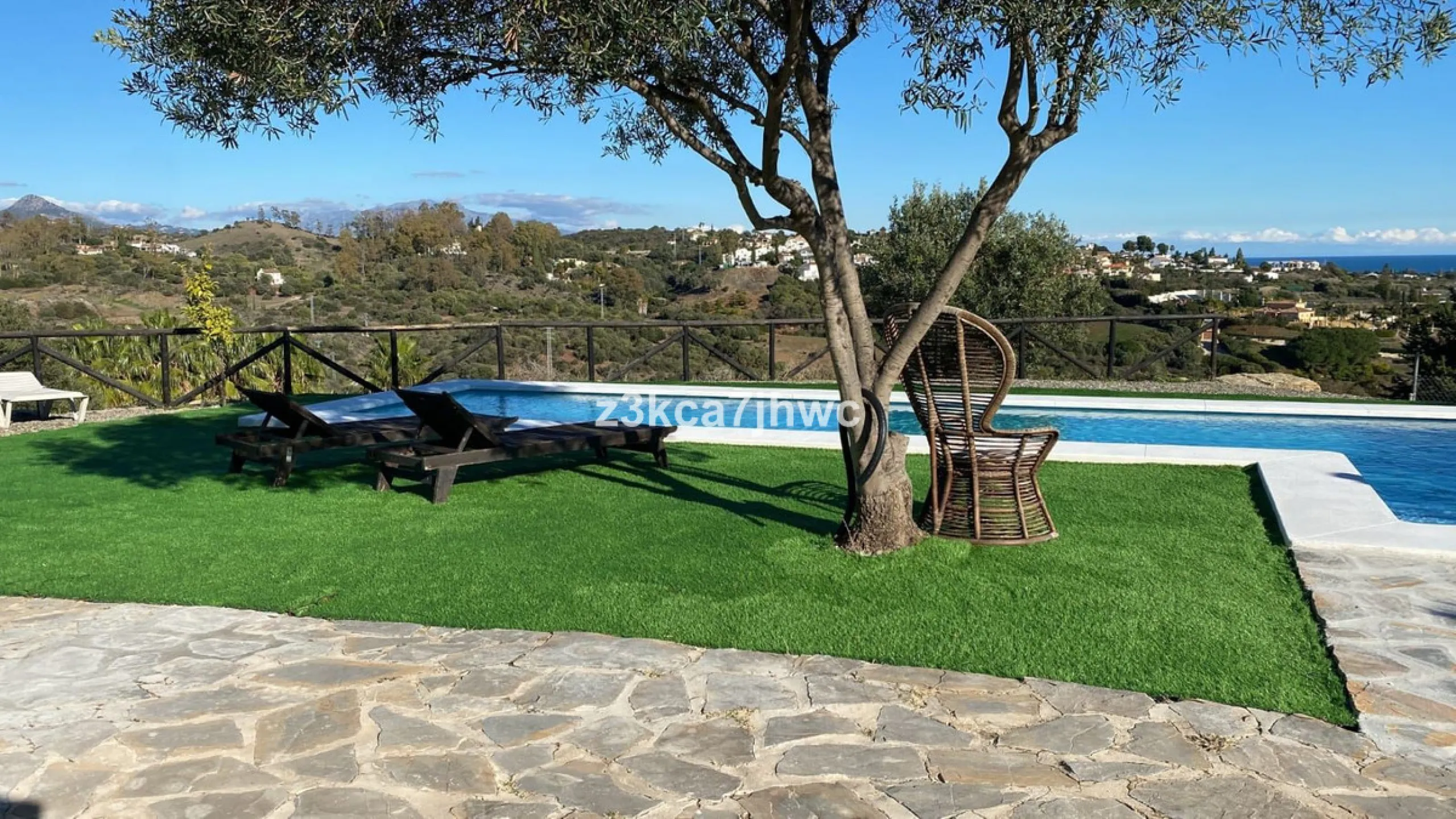 House - Detached Villa в продаже в Estepona, Málaga. В доме 4 спален и 4 ванных комнат. Площадь дома 274 м². Площадь участка 4112 м²