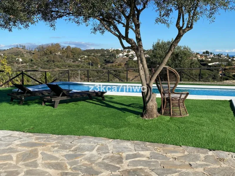 House - Detached Villa в продаже в Estepona, Málaga. В доме 4 спален и 4 ванных комнат. Площадь дома 274 м². Площадь участка 4112 м²