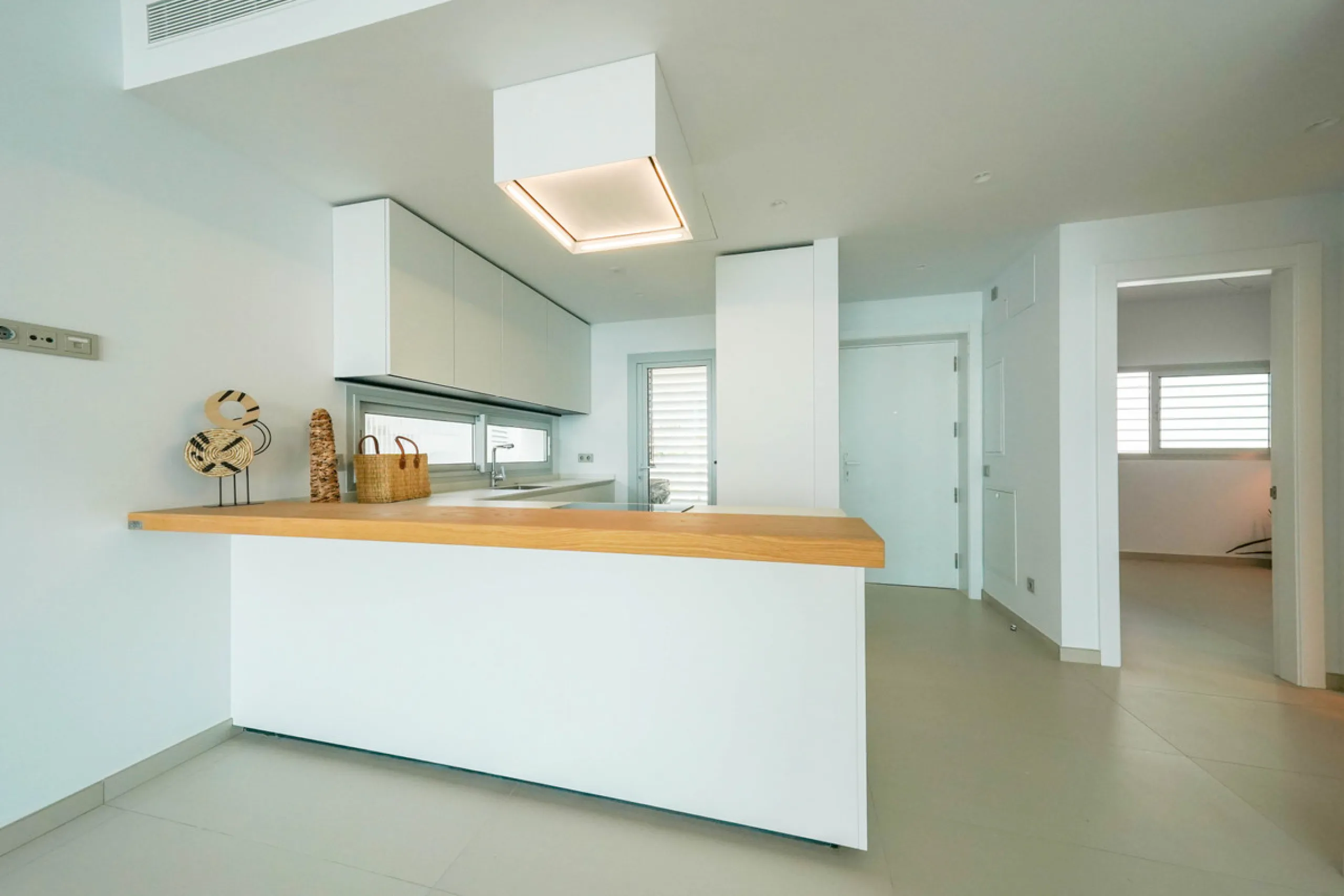 This beautiful south-facing duplex penthouse is located in the exclusive La Reserva del Higuerón Resort, Fuengirola. The property offers a bright and modern open-plan living and dining area with a fully fitted kitchen, designed for comfort and functionali
