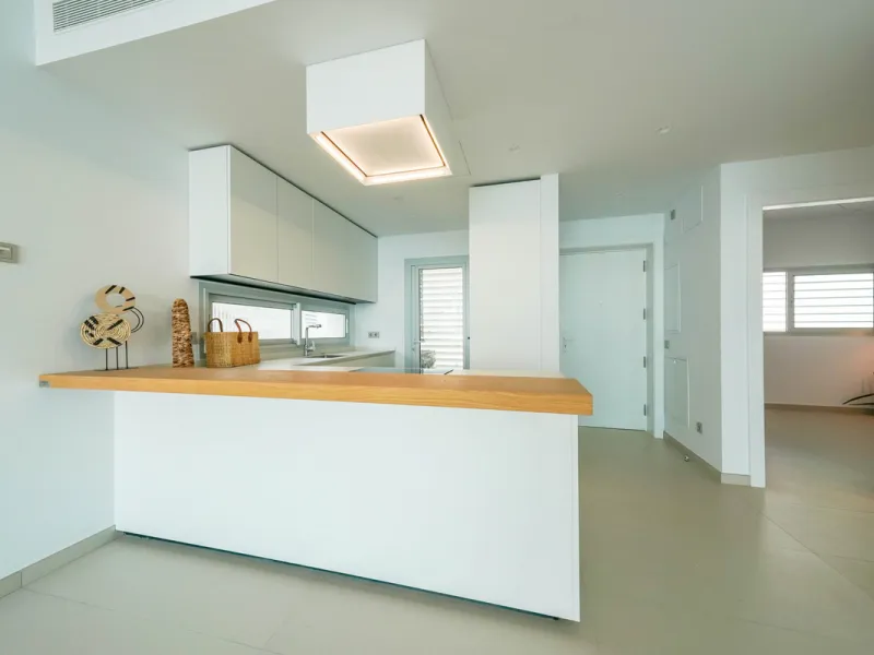 This beautiful south-facing duplex penthouse is located in the exclusive La Reserva del Higuerón Resort, Fuengirola. The property offers a bright and modern open-plan living and dining area with a fully fitted kitchen, designed for comfort and functionali
