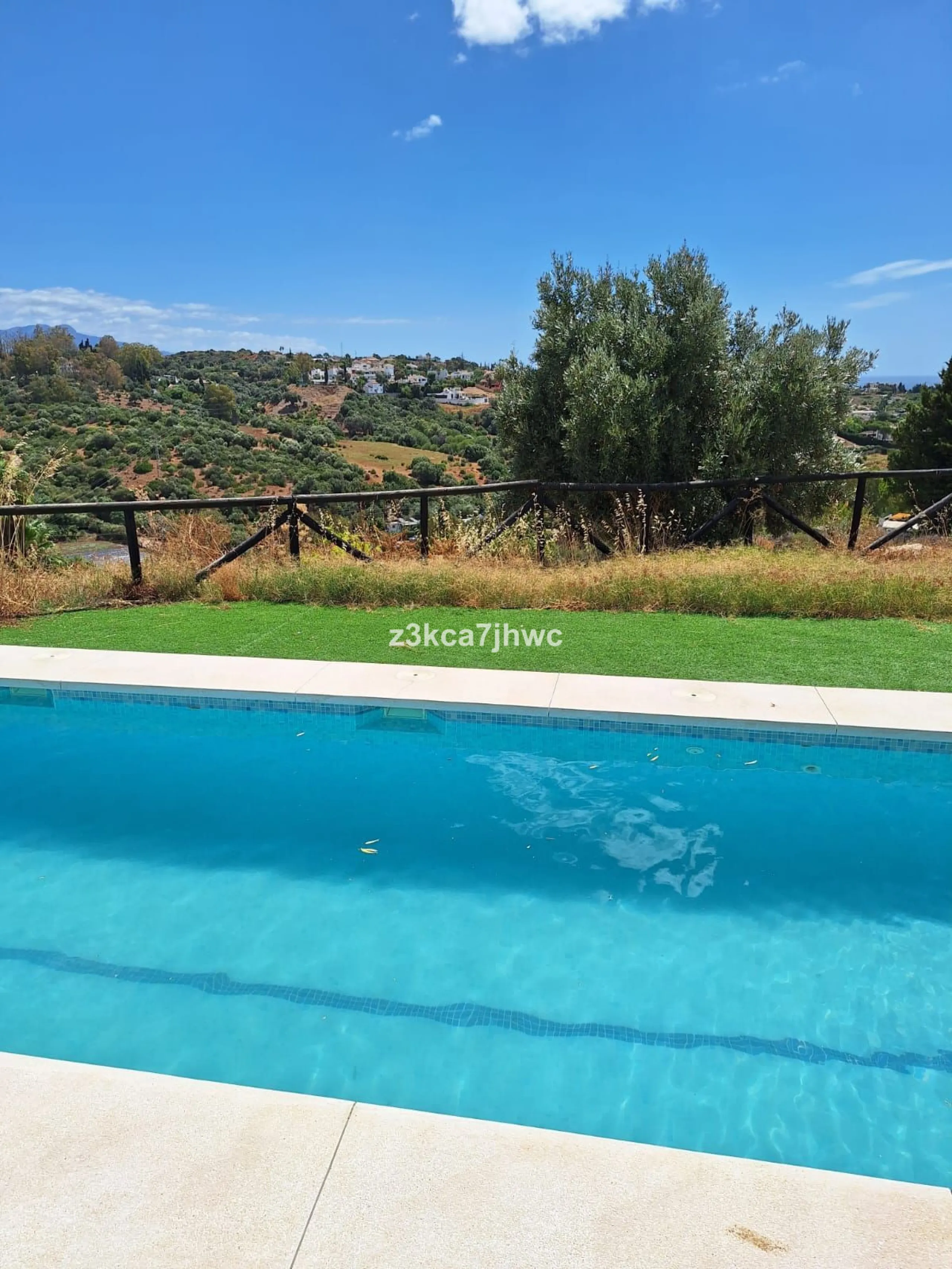 House - Detached Villa в продаже в Estepona, Málaga. В доме 4 спален и 4 ванных комнат. Площадь дома 274 м². Площадь участка 4112 м²