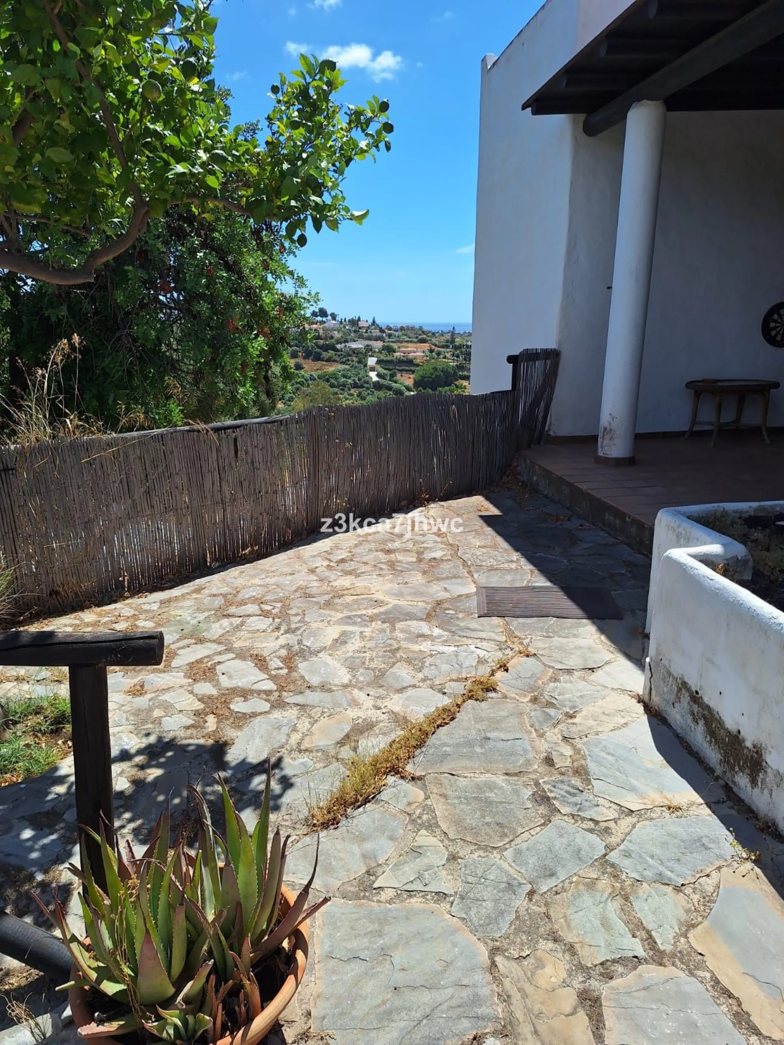 House - Detached Villa в продаже в Estepona, Málaga. В доме 4 спален и 4 ванных комнат. Площадь дома 274 м². Площадь участка 4112 м²