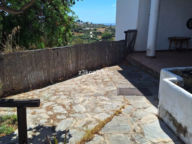 House - Detached Villa в продаже в Estepona, Málaga. В доме 4 спален и 4 ванных комнат. Площадь дома 274 м². Площадь участка 4112 м²