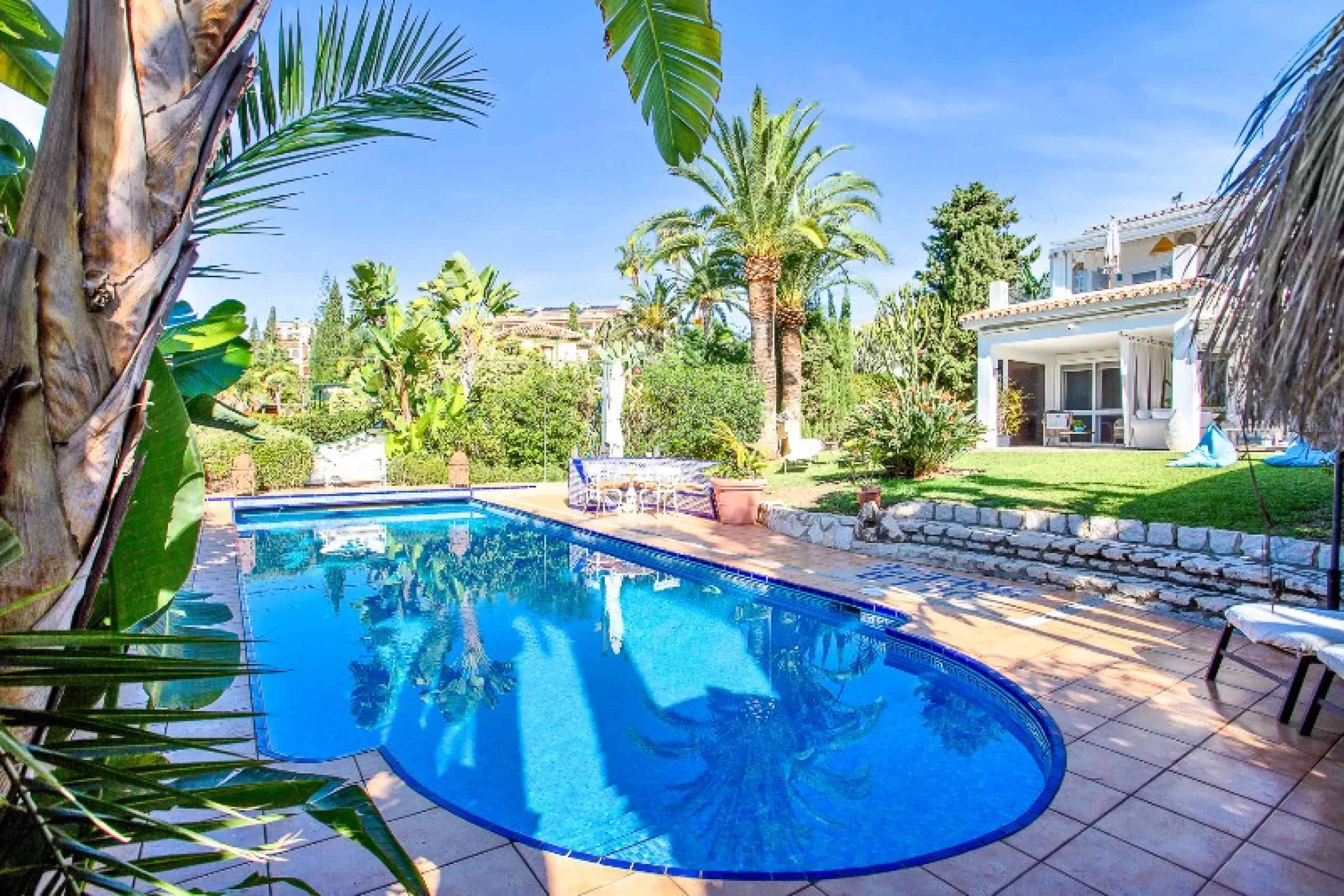 Luxury family villa in MARBESA, one of the most exclusive areas of Marbella. A desirable large open-plan villa on a flat south-west facing plot with mature landscaped gardens and large heated pool, and with wonderful panoramic sea views, only a few minute