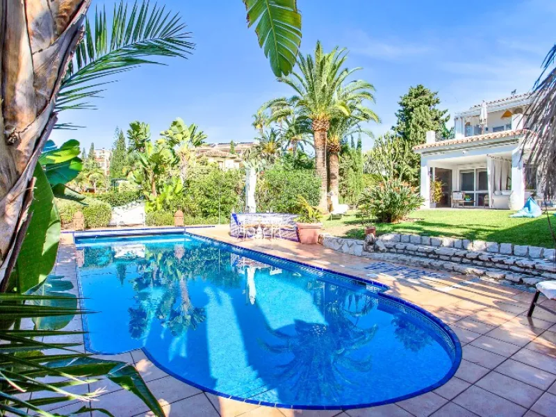 Luxury family villa in MARBESA, one of the most exclusive areas of Marbella. A desirable large open-plan villa on a flat south-west facing plot with mature landscaped gardens and large heated pool, and with wonderful panoramic sea views, only a few minute