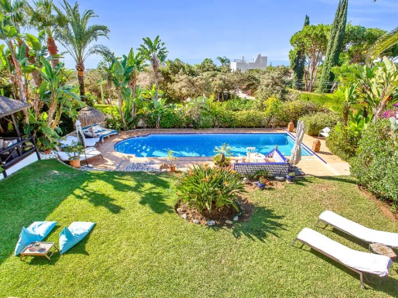 Luxury family villa in MARBESA, one of the most exclusive areas of Marbella. A desirable large open-plan villa on a flat south-west facing plot with mature landscaped gardens and large heated pool, and with wonderful panoramic sea views, only a few minute