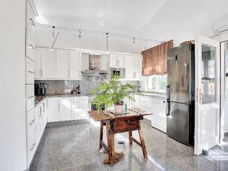 Luxury family villa in MARBESA, one of the most exclusive areas of Marbella. A desirable large open-plan villa on a flat south-west facing plot with mature landscaped gardens and large heated pool, and with wonderful panoramic sea views, only a few minute