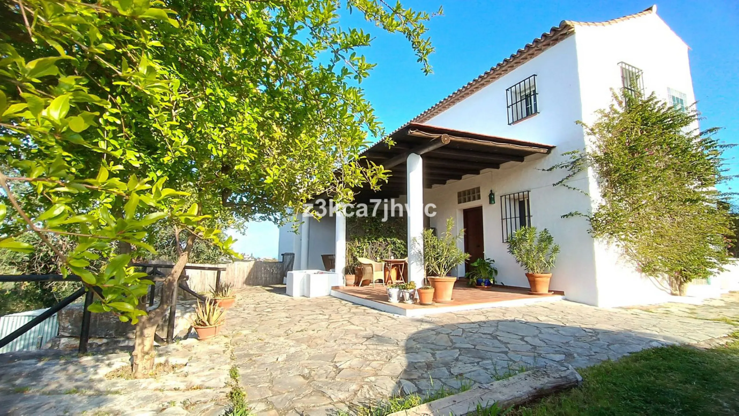 House - Detached Villa в продаже в Estepona, Málaga. В доме 4 спален и 4 ванных комнат. Площадь дома 274 м². Площадь участка 4112 м²