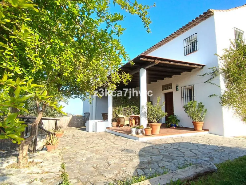 House - Detached Villa в продаже в Estepona, Málaga. В доме 4 спален и 4 ванных комнат. Площадь дома 274 м². Площадь участка 4112 м²