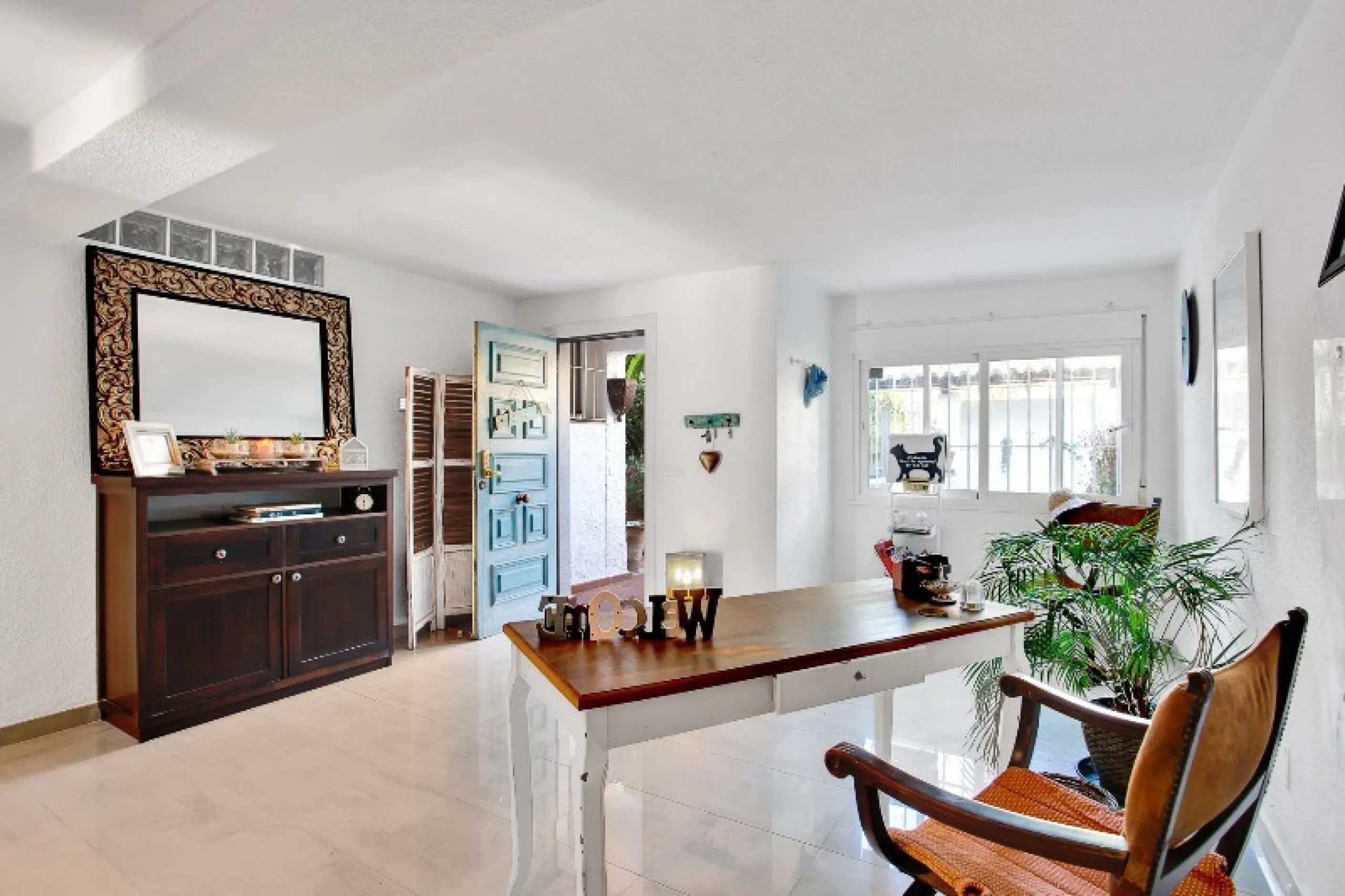 Luxury family villa in MARBESA, one of the most exclusive areas of Marbella. A desirable large open-plan villa on a flat south-west facing plot with mature landscaped gardens and large heated pool, and with wonderful panoramic sea views, only a few minute