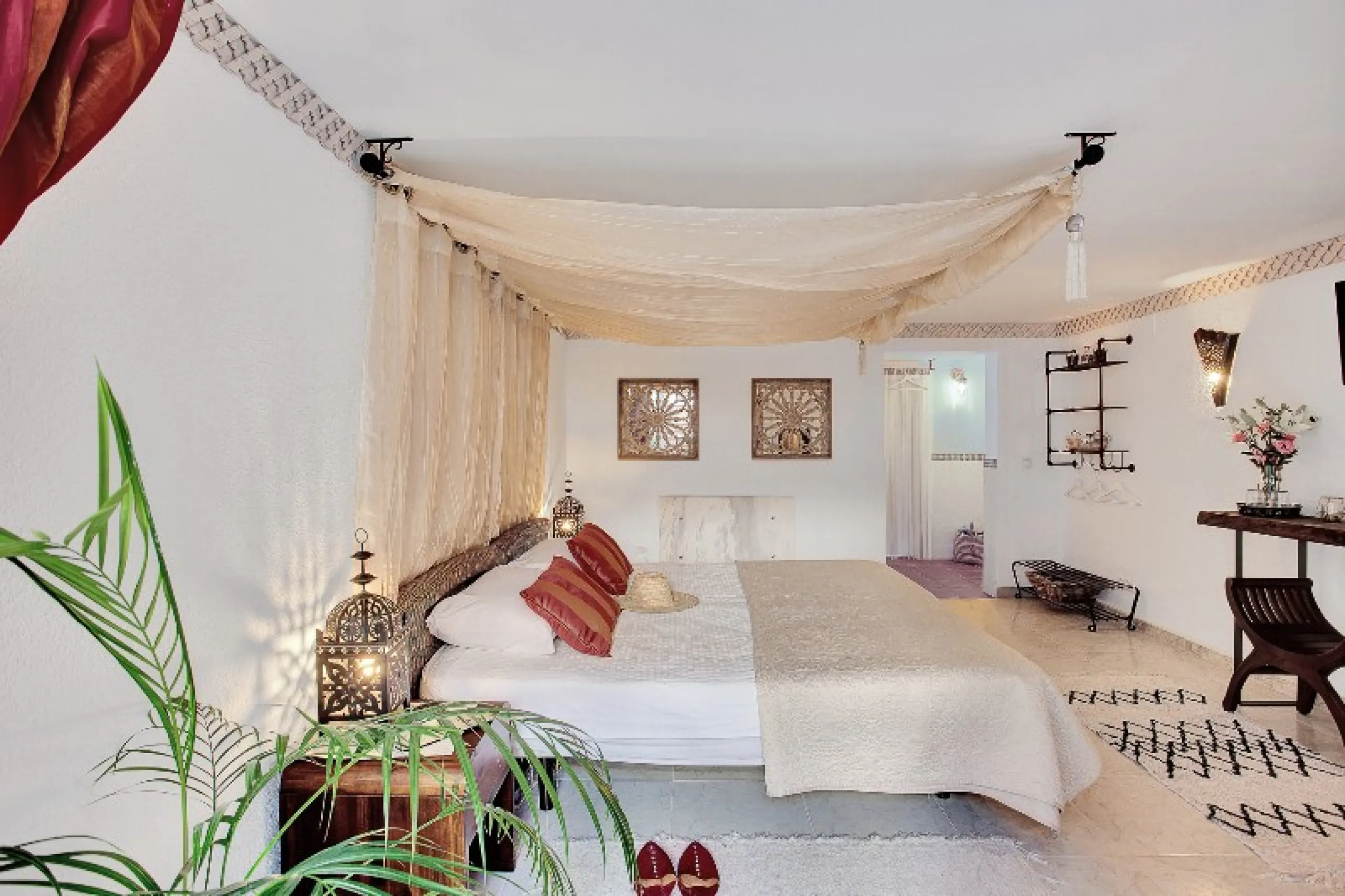 Luxury family villa in MARBESA, one of the most exclusive areas of Marbella. A desirable large open-plan villa on a flat south-west facing plot with mature landscaped gardens and large heated pool, and with wonderful panoramic sea views, only a few minute