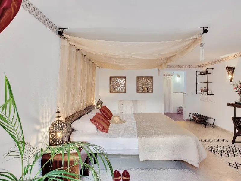 Luxury family villa in MARBESA, one of the most exclusive areas of Marbella. A desirable large open-plan villa on a flat south-west facing plot with mature landscaped gardens and large heated pool, and with wonderful panoramic sea views, only a few minute